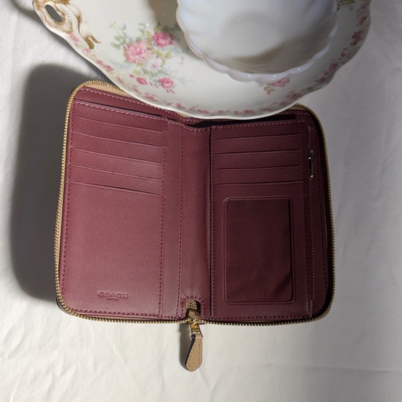 Coach Medium ID Zip Wallet - Picture 4 of 6